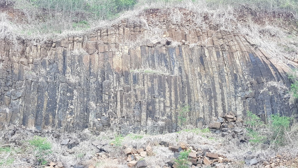 Phát[-]hiện[-]vỉa[-]đá[-]dài[-]1km[-]cấu[-]tạo[-]độc[-]đáo[-]giống[-]gành[-]Đá[-]Đĩa